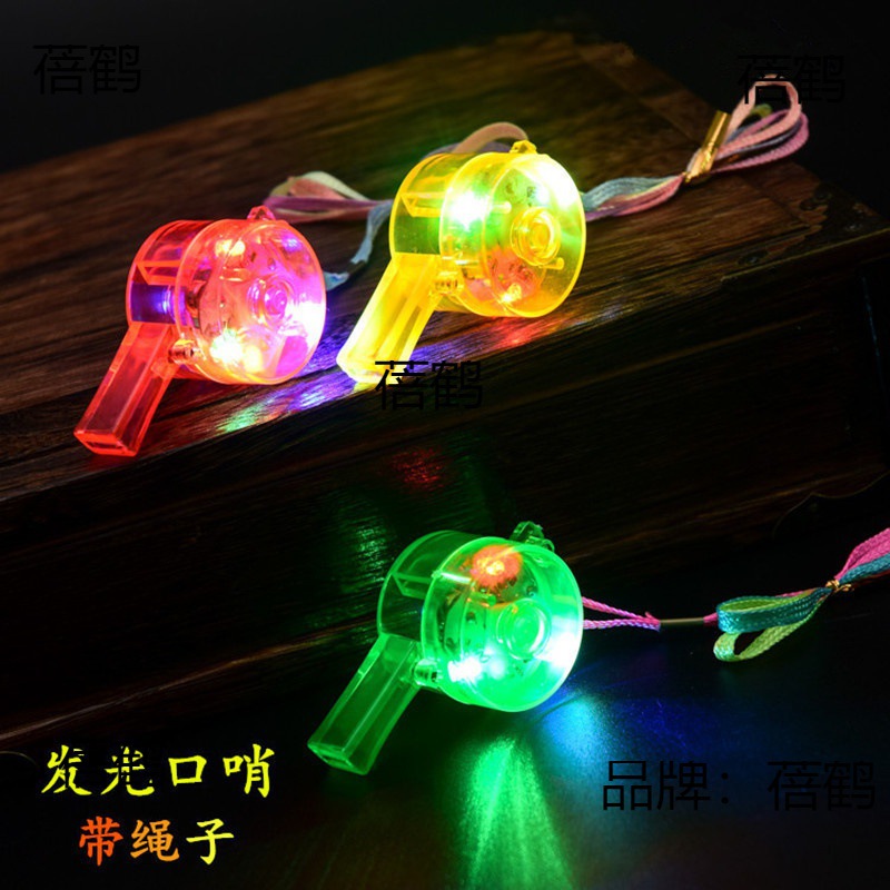 Yiwu pequeño mercado de productos básicos juguetes para niños al por mayor regalos del mercado nocturno bajo 1 yuan puesto nuevos pequeños regalos luminosos.