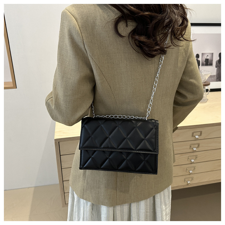 The 2024 autumn new French niche design chain small square bag, a fashionable macaron color single-shoulder crossbody bag undefined
