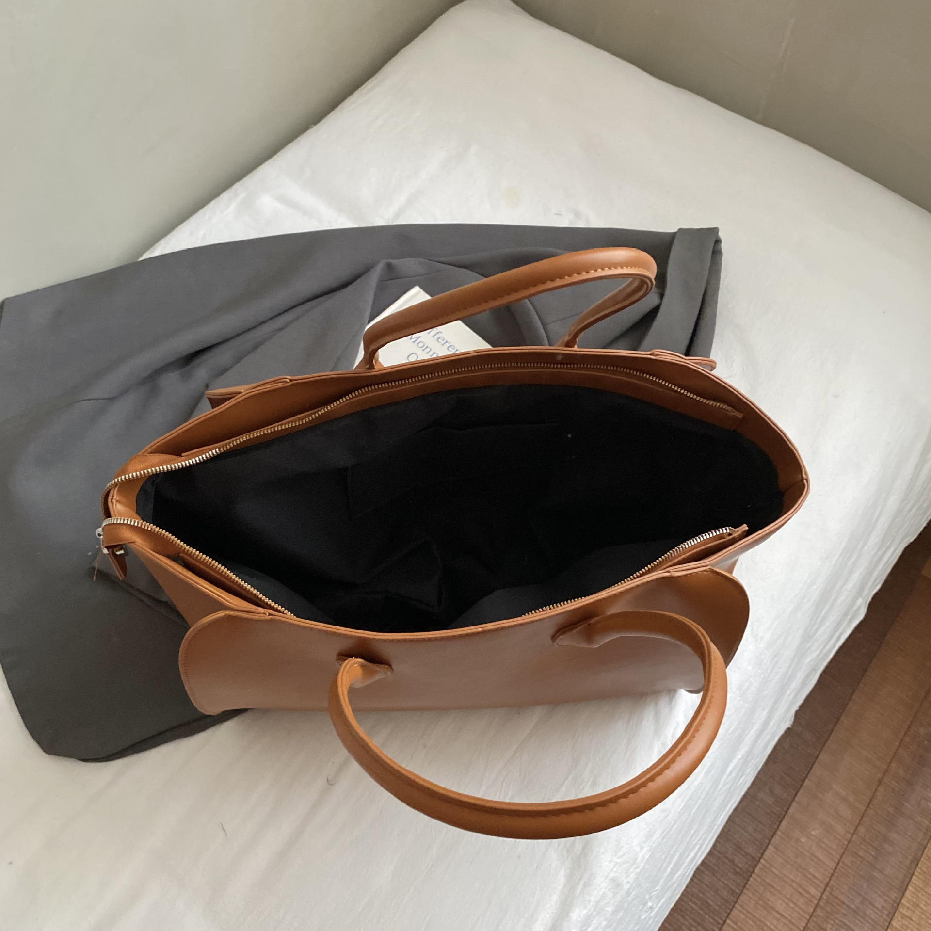Borsa tote oversize da donna – Borsa a tracolla XL minimalista con chiusura a zip (PU morbido, a tracolla/a mano, caffè/nero/marrone)_voghion.com
