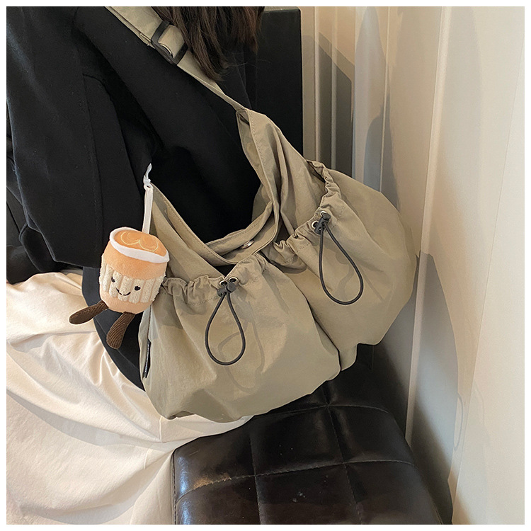 Bolsa de lona de gran capacidad para mujeres 2024 nuevo bolso de hombro casual simple de verano con un sentido de alta calidad de la bolsa de viaje