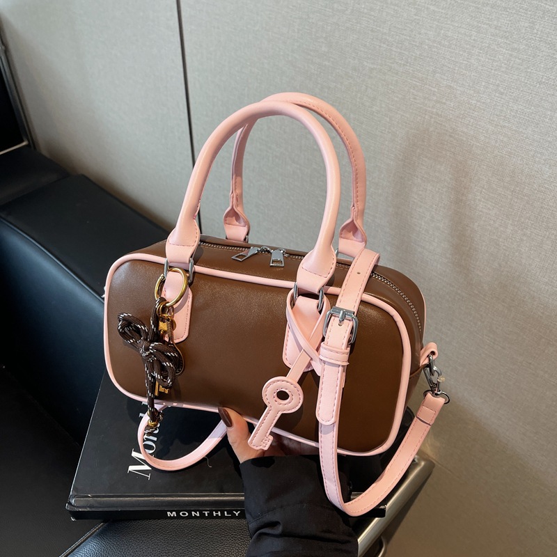 펜던트가 달린 브라운과 핑크