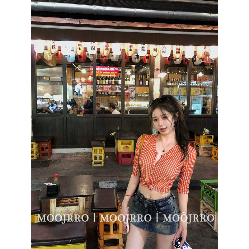 Red Plaid V-Neck Sun Protection Shirt for Women, Spring Thin Style, Pure and Sexy, Slim Fit, Waist-Cinching, Slimming Short Top
