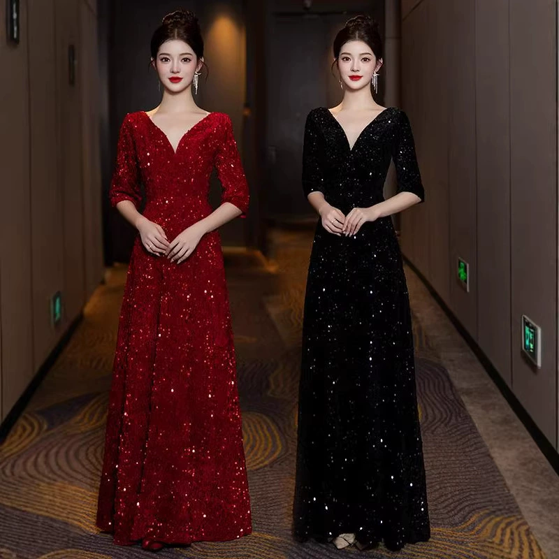 Большой хор выступает в костюме, где дирижер играет на пианино, играет высококачественное вечернее платье с блестками