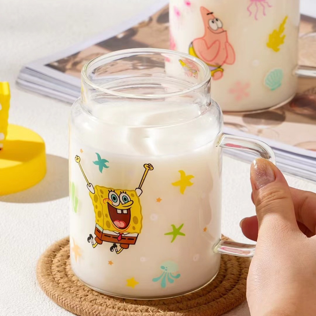 Personalidad creativa esponja bebé autorizado de dibujos animados de vidrio para el hogar regalo de la mano de alta apariencia Linda muñeca taza con tapa
