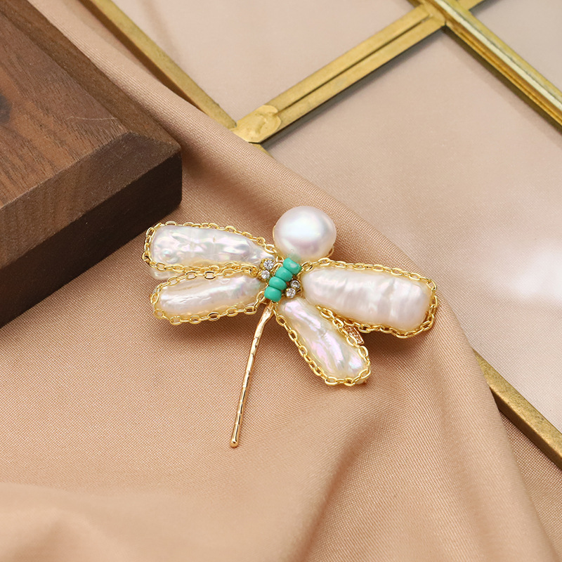 Broche de perlas naturales con borlas de bambú marino y flores, moda de alta gama, redondo y exquisito, broche de perlas estilo Chanel de alta calidad para mujer.