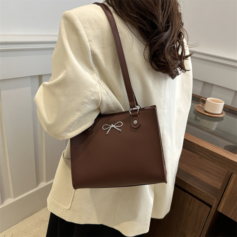 Bolso de mano de gran capacidad de arco 2024 este año popular retro viaje de hombro bolso de brazo bolso coreano para mujeres