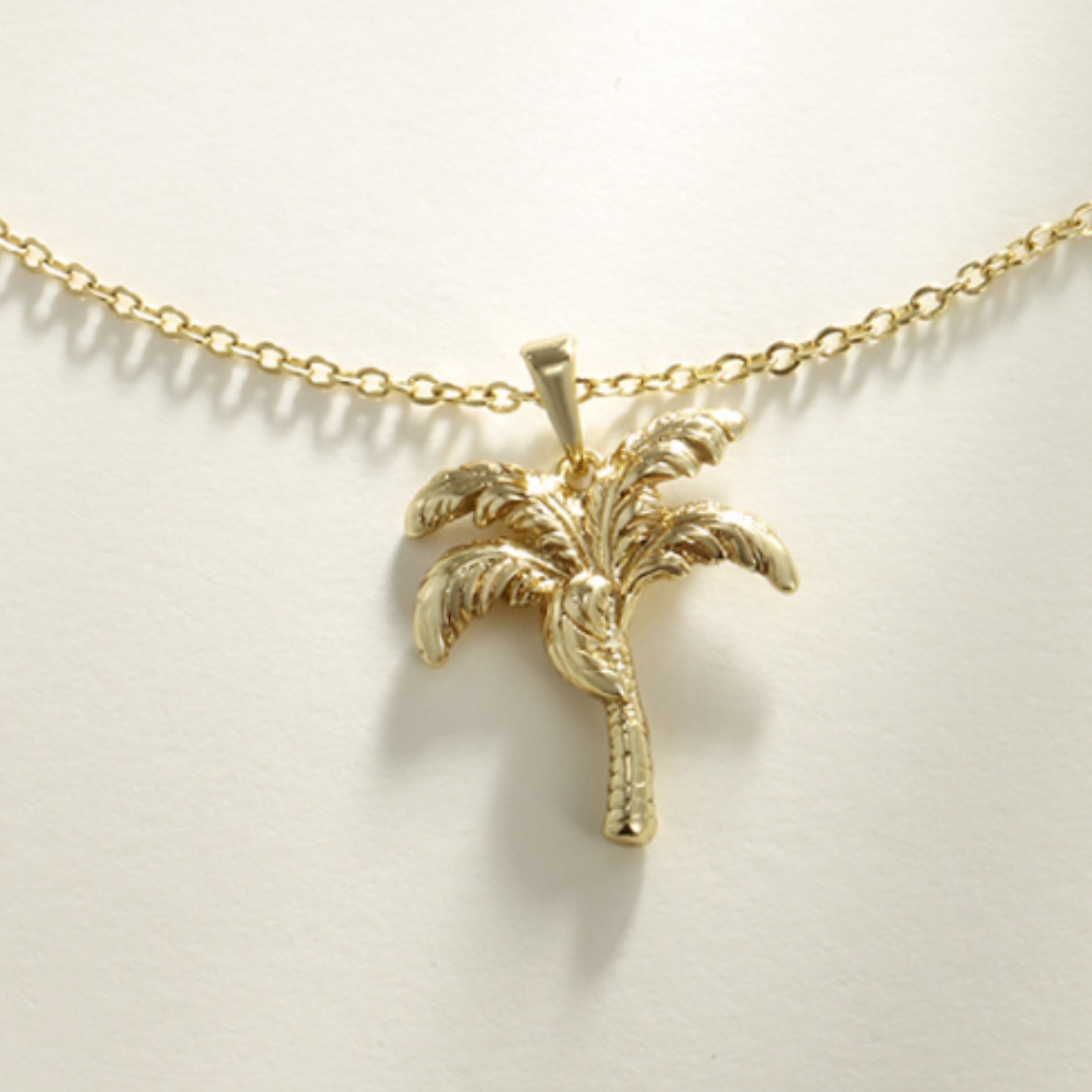 Xuping joyería aleación dorada colgante de árbol de coco colgante de verano de alto nivel de moda europea y americana colgante de nicho para mujeres