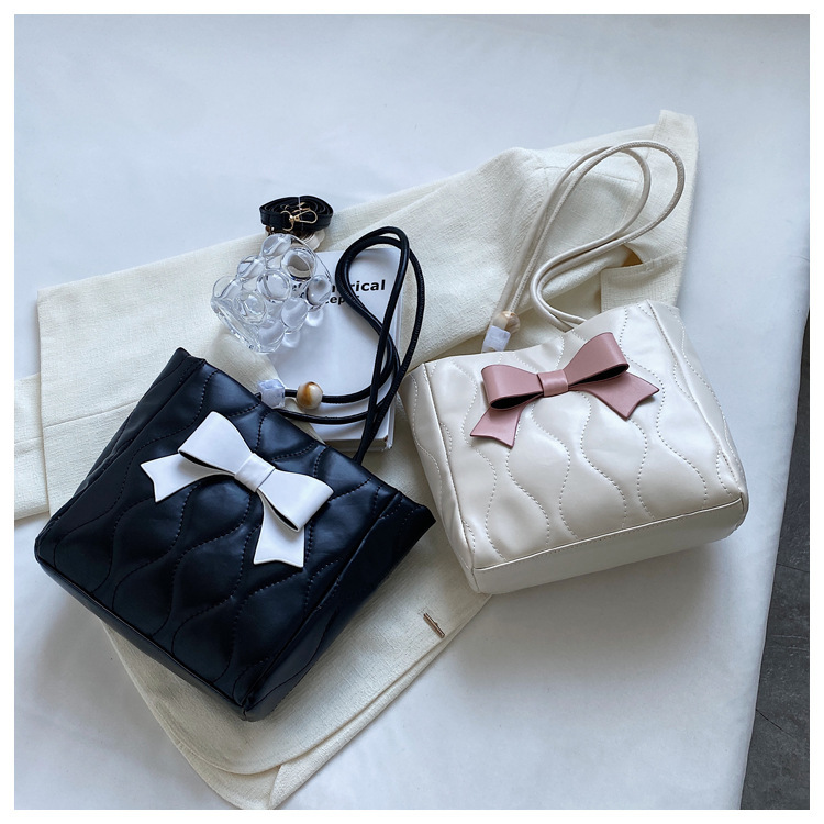 Women's Small Pu Leather Bow Knot Classic Style Flip Cover Underarm Bag display picture 7