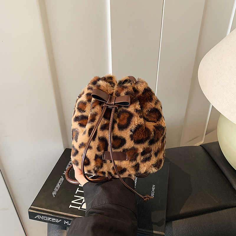 Plush Shoulder Bag for Women 2025 New Fashion Niche Leopard Print Crossbody Bag Versatile for Work and Commuting Bucket Bag