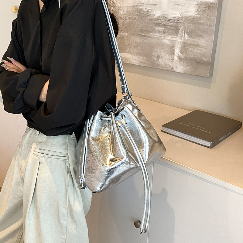 Alta sensación de moda explosiva bolsas plegadas de verano 2024 nuevo paquete de cubo de hombro mochila popular mochila pequeña