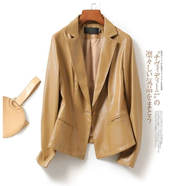 女式皮衣;女式衬衫;休闲裤