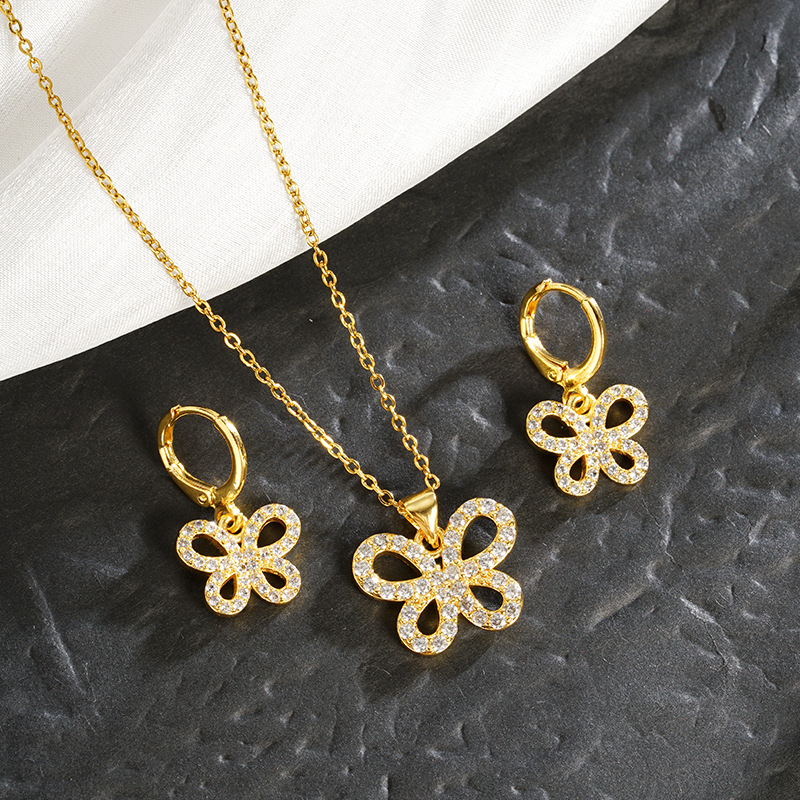 Collar de mariposa de diamantes huecos de oro de arena vietnamita