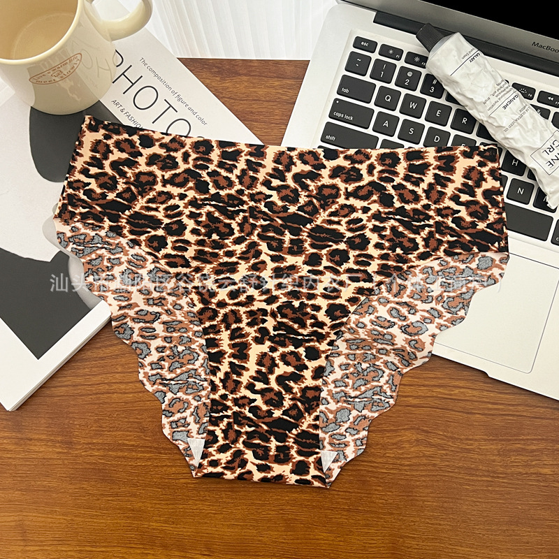 Europa y América calzoncillos de seda de hielo, entrepierna de algodón, estampado de leopardo caliente, calzoncillos de tamaño grande, calzoncillos de comercio exterior para mujeres.