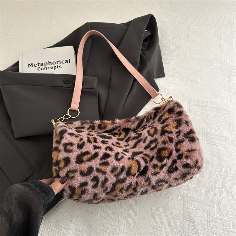 Bolsas de peluche de moda estampadas de leopardo 2024 nuevas sensaciones de alto nivel de un hombro casual bajo una gran capacidad de bolsas de lana extranjera