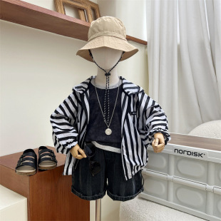 Lightweight and breathable children's summer striped hooded sunscreen clothing for boys and girls casual silhouette vertical strip zipper shirt sunscreen clothing