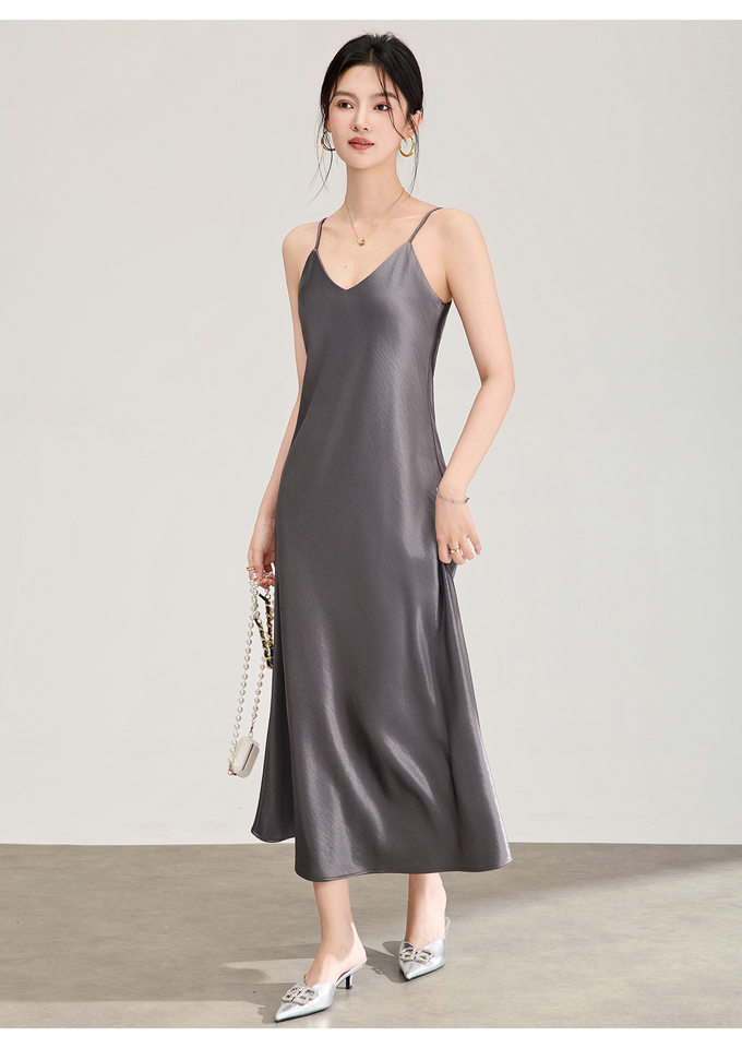 Đầm maxi nữ satin dáng suông, cổ yếm dây mảnh, thiết kế xéo cạnh — màu đen chi tiết 19