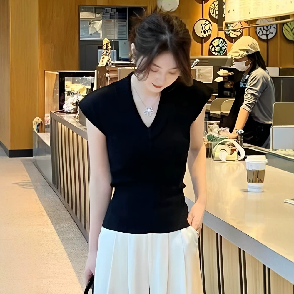 Áo hai dây nữ cổ V ren, chất liệu lụa dệt kim mát lạnh, lưng dây buộc, dáng ôm sát — đen chi tiết 4