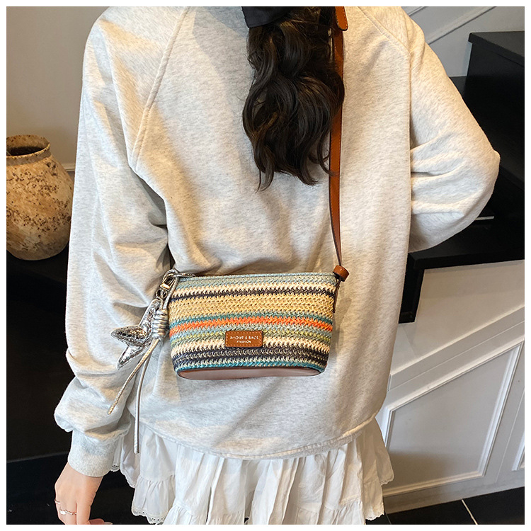 This year, the rainbow woven small bag is in vogue. It's a new summer model for girls in 2025, a trendy single-shoulder bag with contrasting colors and a crossbody bag undefined