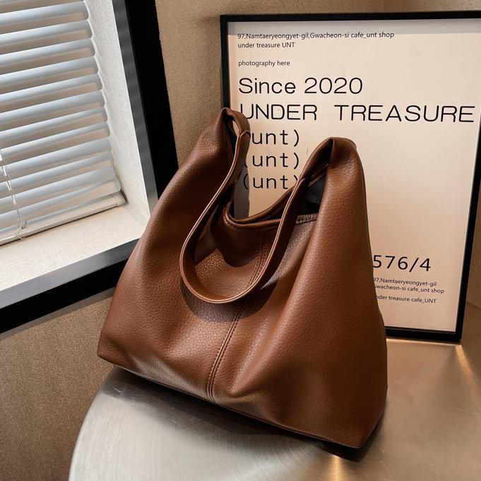 Bolso de viaje simple de gran capacidad para mujeres 2024 nuevo bolso de hombro casual versátil popular bolso retro ultrafuego