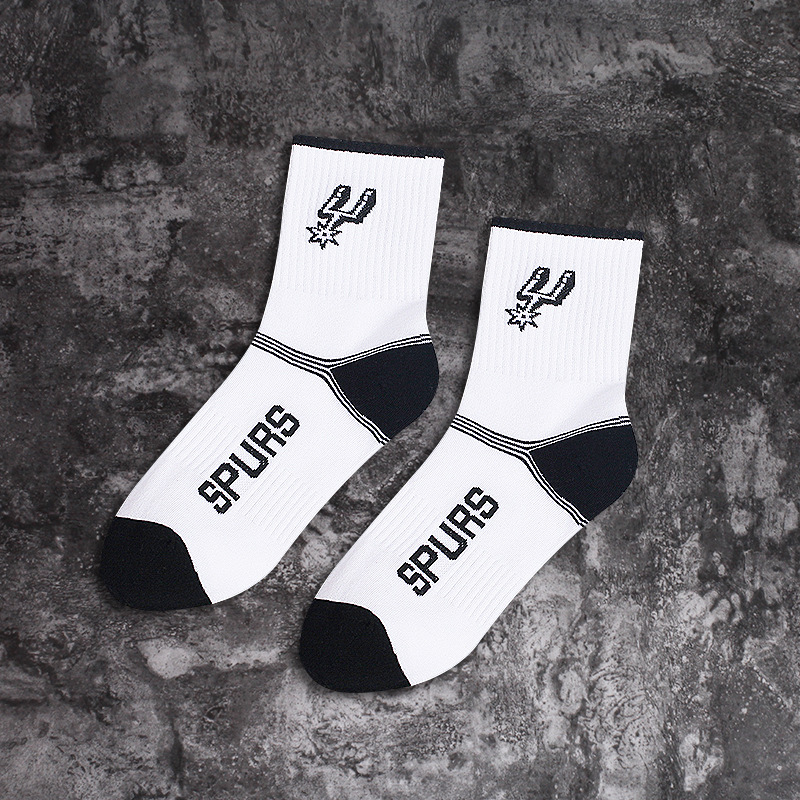 Calcetines de algodón para hombres a media pierna calcetines de baloncesto de la NBA de moda europea y americana logotipo del equipo estilo universitario estudiante calcetines deportivos hombres