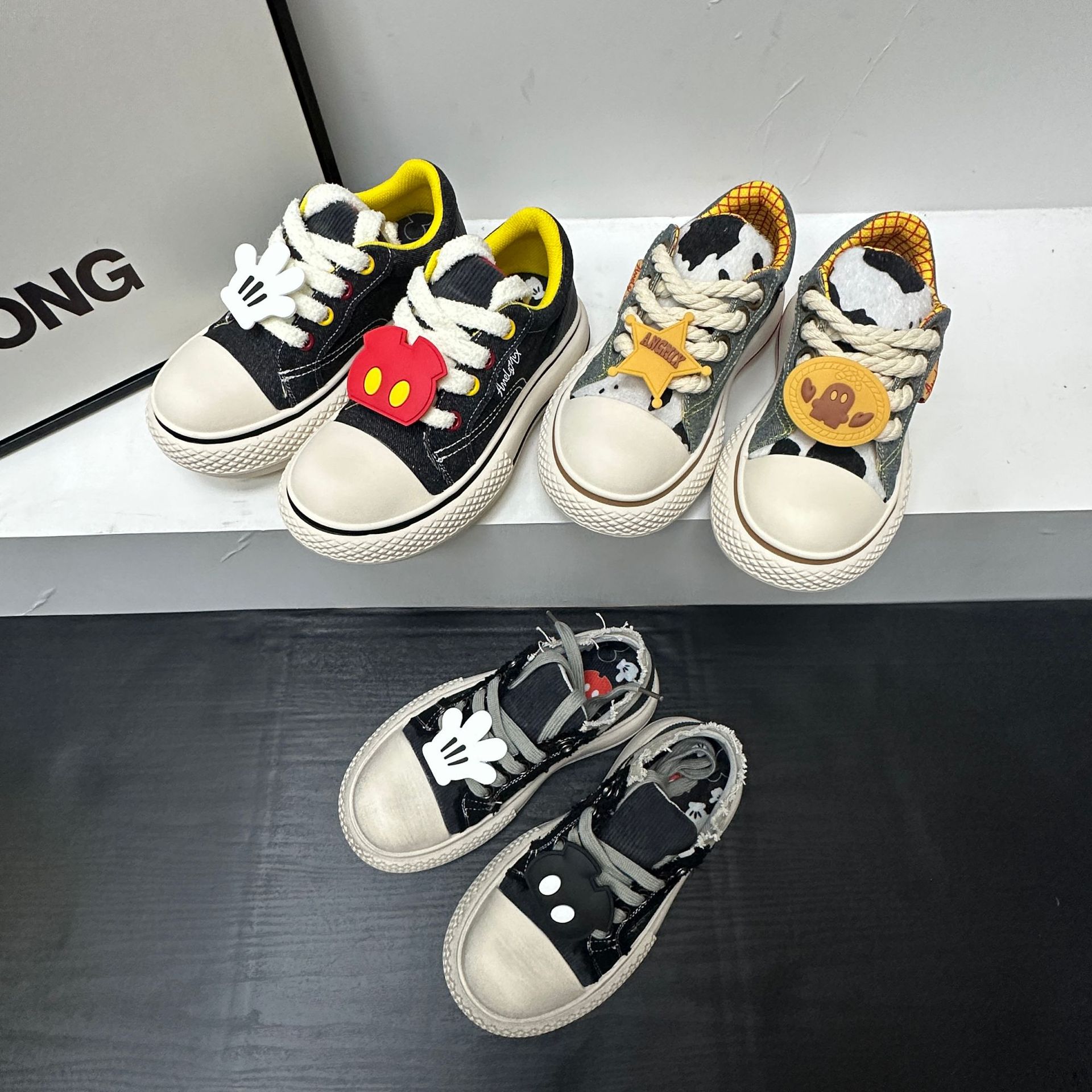 High-Quality Chinese-Style Big-Toe Shoes for Men, Mickey Collaboration Model, Casual Versatile Ugly-Cute Canvas White Shoes for Women