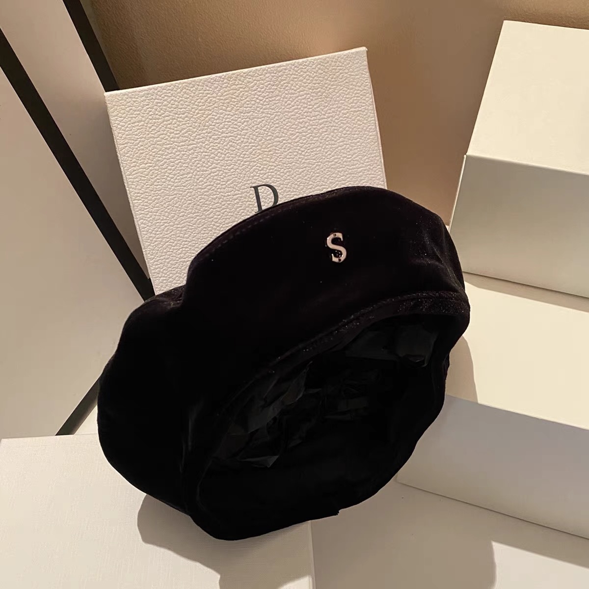 Basco da pittore in velluto nero da donna con dettagli oro_voghion.com