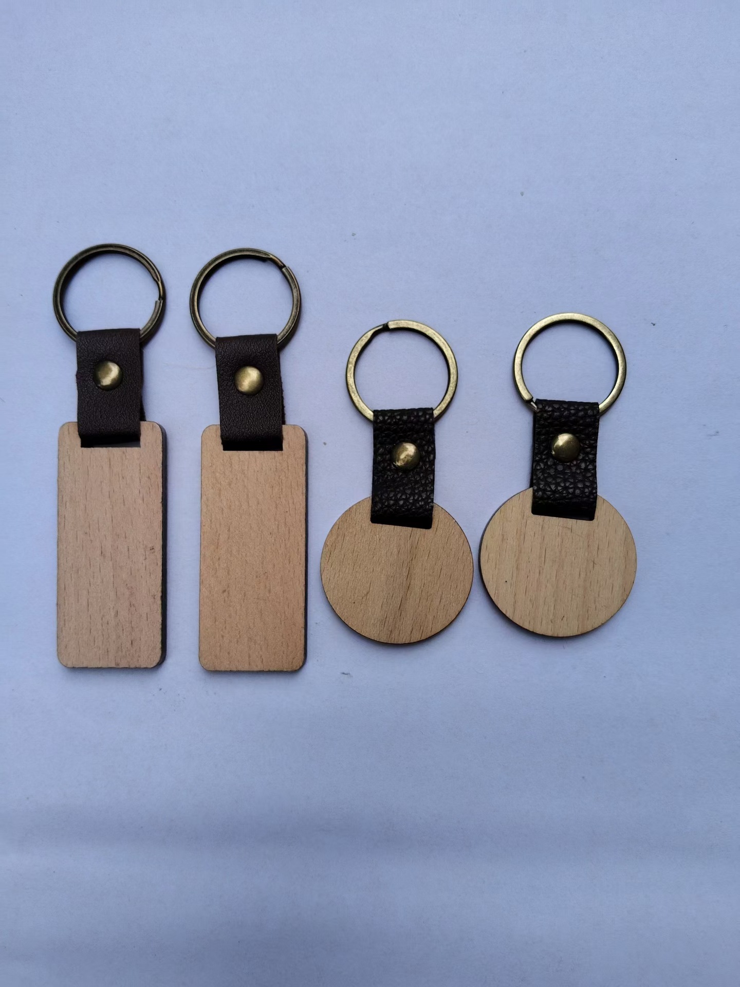 Llavero de nogal negro creativo haya nuevo llavero de madera con colgante de cuero con letras