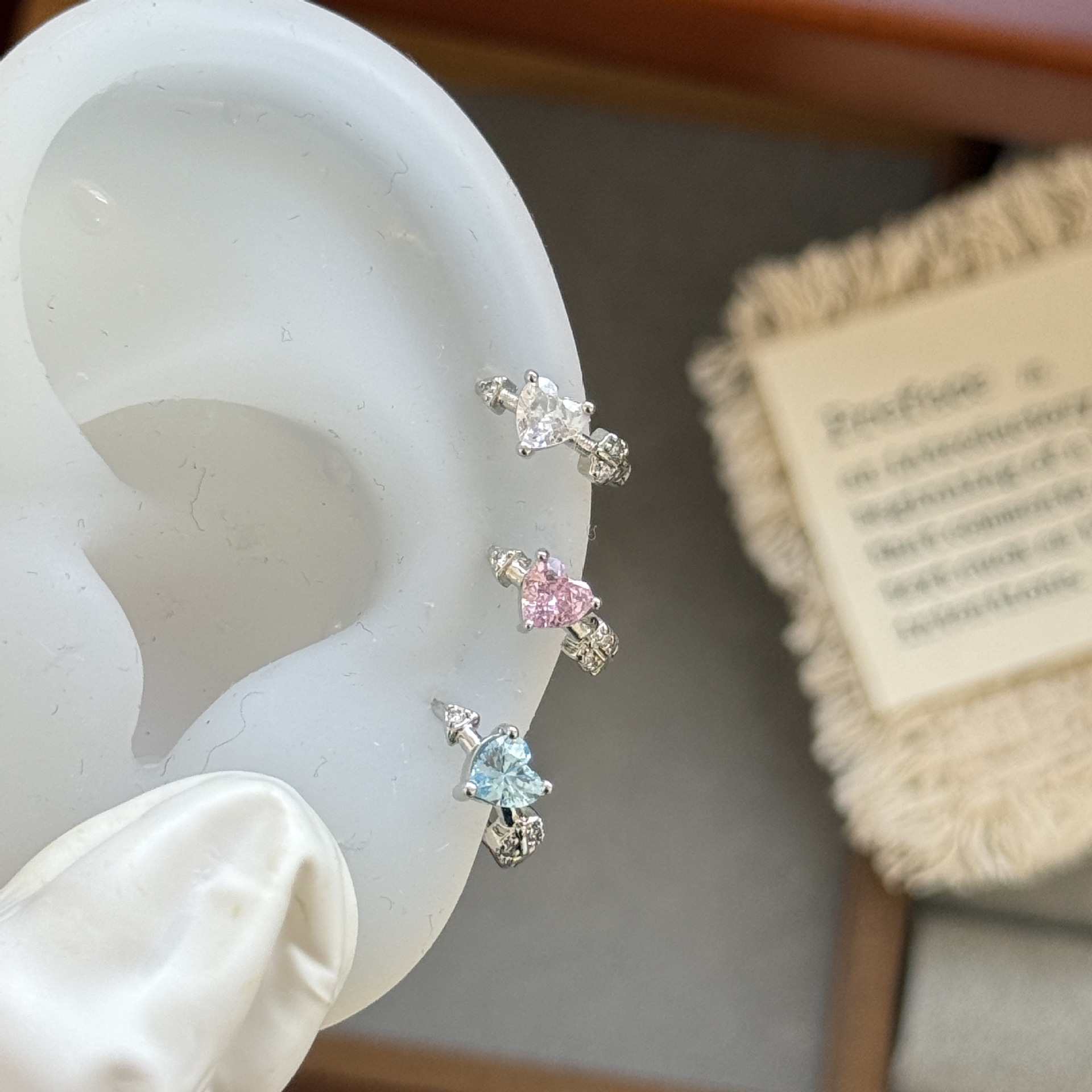 Sparkling heart-shaped zircon with a multi-colored arrow piercing the heart, small earrings with a sweet and cute design, eco-friendly copper