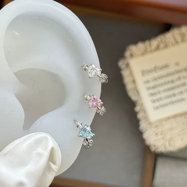 Sparkling heart-shaped zircon with a multi-colored arrow piercing the heart, small earrings with a sweet and cute design, eco-friendly copper