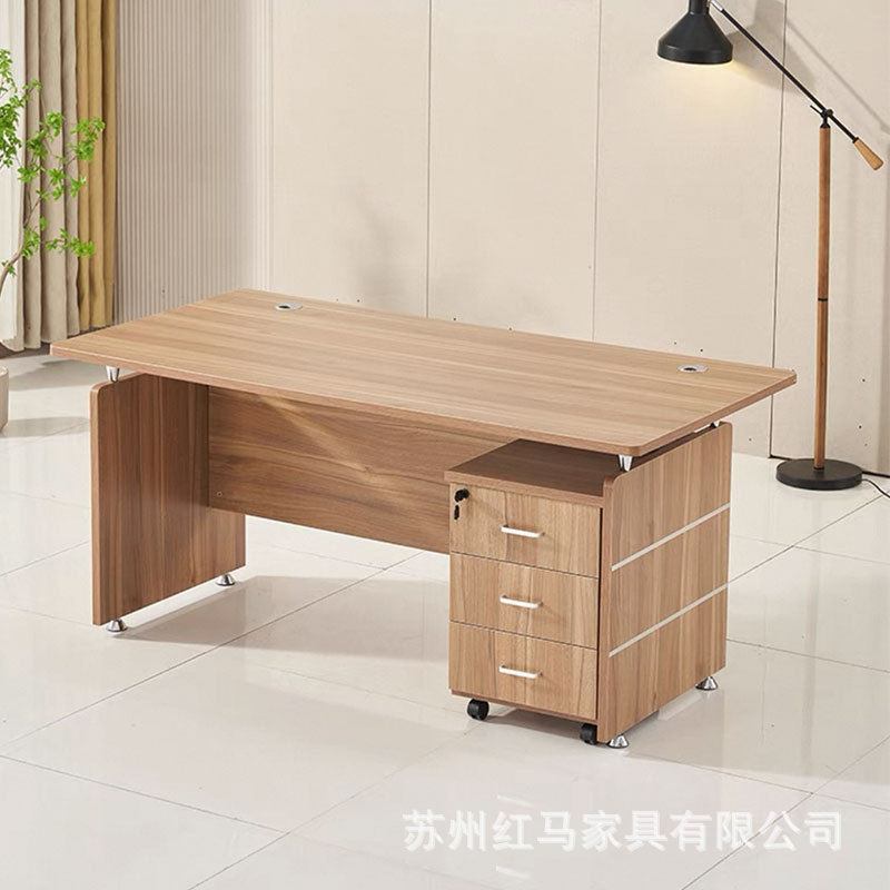 작은 캐비닛을 포함한 나무 색상