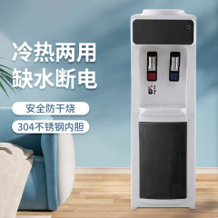 浄水器の縦型の桶に水を入れて氷を温めます。