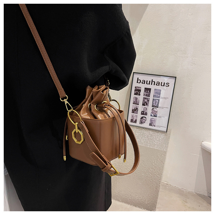 Fashion Drawstring Type Shoulder Messenger Bucket Bag Wholesale Nihaojewelry display picture 7