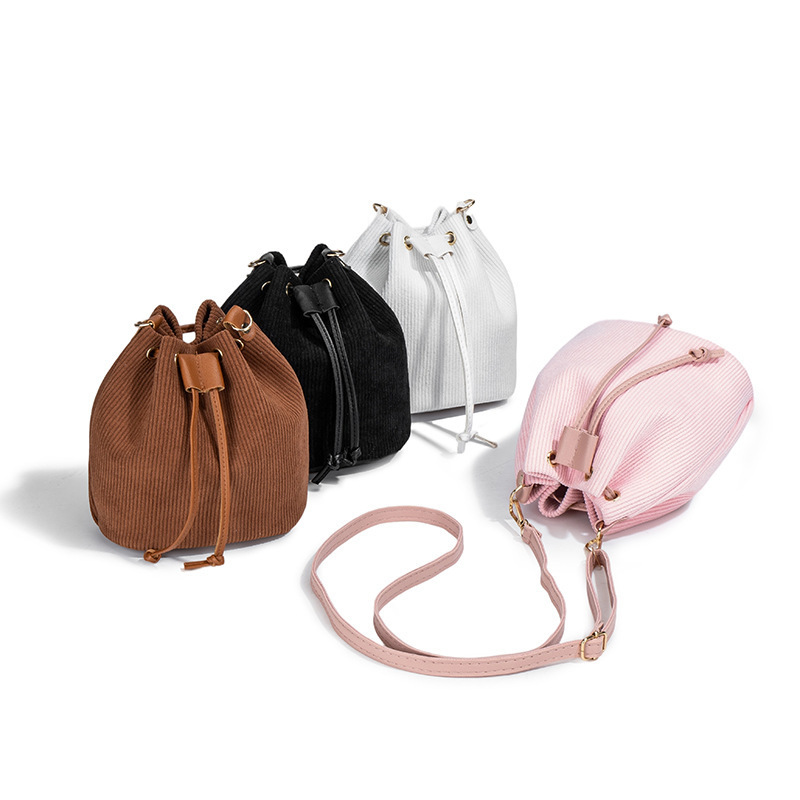 Personalidad de moda de celebridades en línea este año, bolsos de cadena populares para mujeres, otoño y invierno de 2025, nuevos bolsos de cubo coreanos image 1