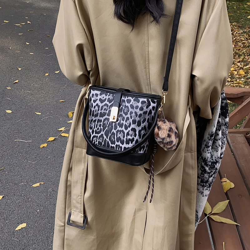 Bolso popular de este año para mujeres otoño invierno 2024 nuevo patrón de leopardo nicho mochila casual bolso de cubo de agua