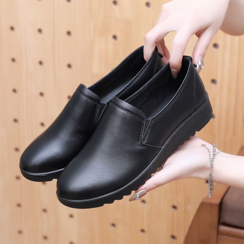 Zapatos de trabajo de cuero suave de primavera y otoño negro, cómodo restaurante antideslizante con suela suave, zapatos de cuero de mediana edad para madres mayores