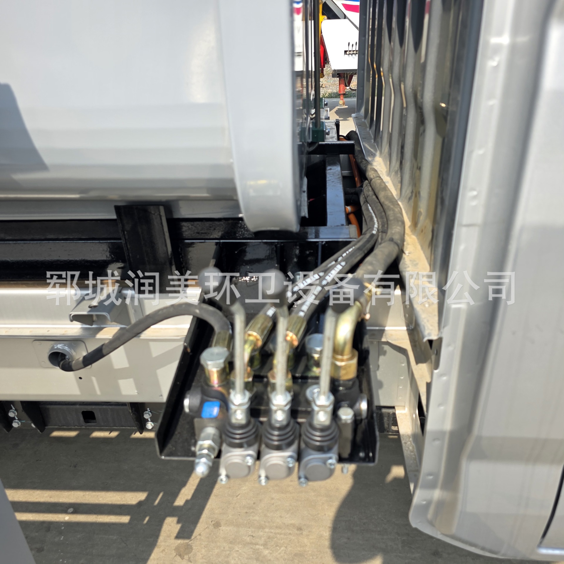 Electric Three-Wheel Garbage Truck with Self-Loading and Unloading Function, 6 Cubic Meters, for Property Management and Community Waste Transport