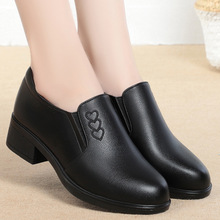 软皮鞋休闲大码中年妈妈鞋平底防滑皮鞋舒软底单鞋中老年女士皮鞋