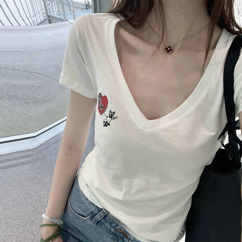 Designer Brand~White Heart-Print Short-Sleeved T-Shirt for Women, Slim Fit, V-Neck Half-Sleeved Top, Ins Style Designer Brand~White Heart-Print Short-Sleeved T-Shirt for Women, Slim Fit, V-Neck Half-Sleeved Top, Ins Style