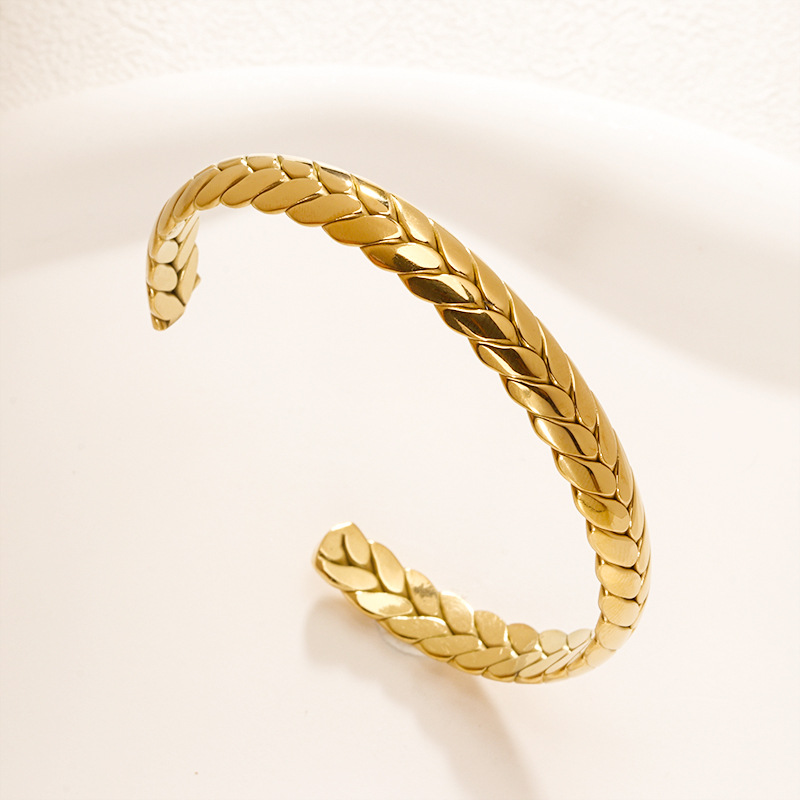 Fábrica en stock al por mayor de Europa y América transfronteriza de acero inoxidable en forma de C pulsera abierta ajustable chapado en oro 18K personalidad no se desvanece