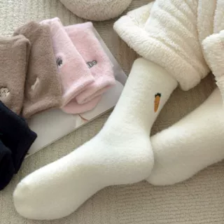 日系可爱卡通袜子小兔萝卜不对称秋冬蓄热澳绒保暖加厚中筒袜睡眠