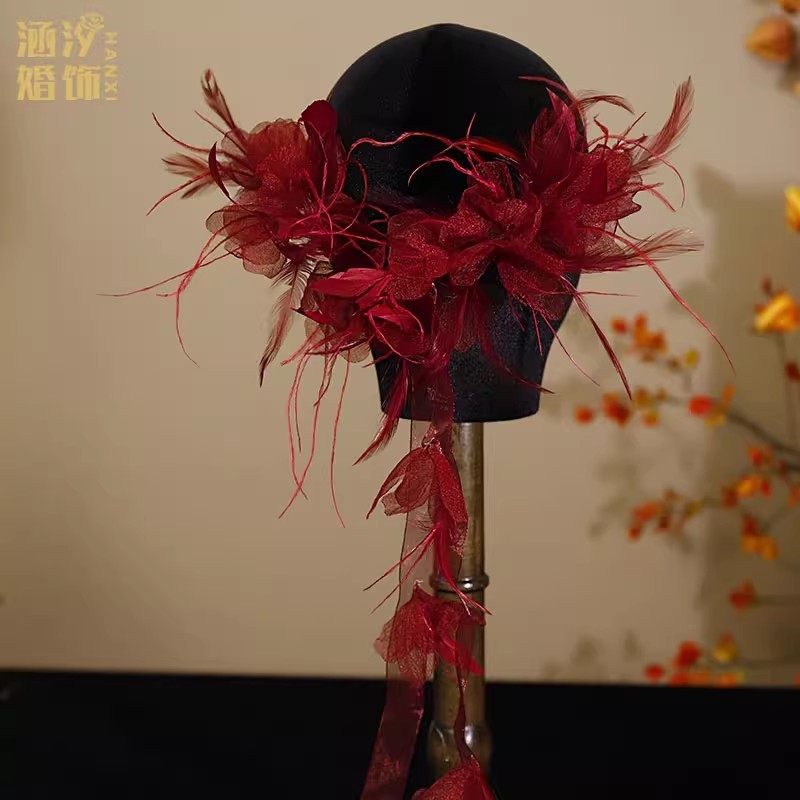 森系仙美酒の赤い羽の絹糸の頭飾りは花嫁を挟んで結婚します。|undefined