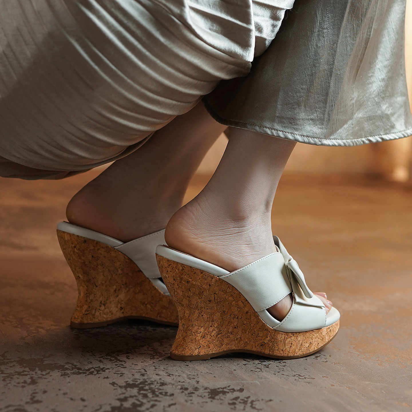 Sandal cao gót nữ hở mũi phong cách cổ điển nơ bướm đế xuồng — màu trắng ngà, màu mơ