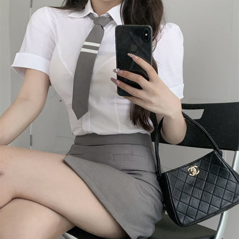 대학 스타일 한국 스타일 반팔 셔츠 세트 여성 여름 새로운 슬리밍 디자인 센스 셔츠 그레이 스플릿 스커트