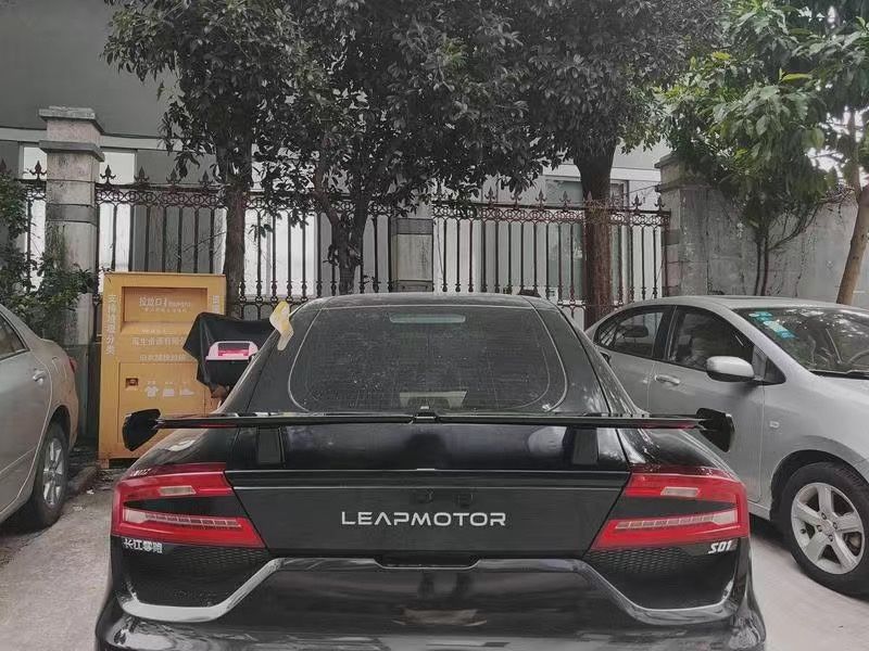 Automobile general tail three-compartment non-perforated paste-type aircraft wing brand new large tail moving running wing modification parts