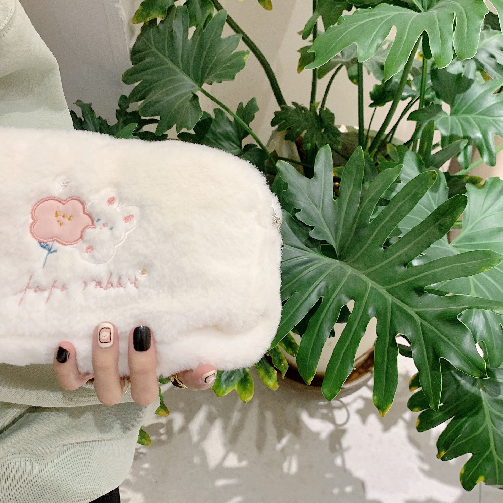 21154 Autumn and Winter plush makeup bag, flower rabbit, cute cartoon embroidered portable bag for women, soft little bag undefined