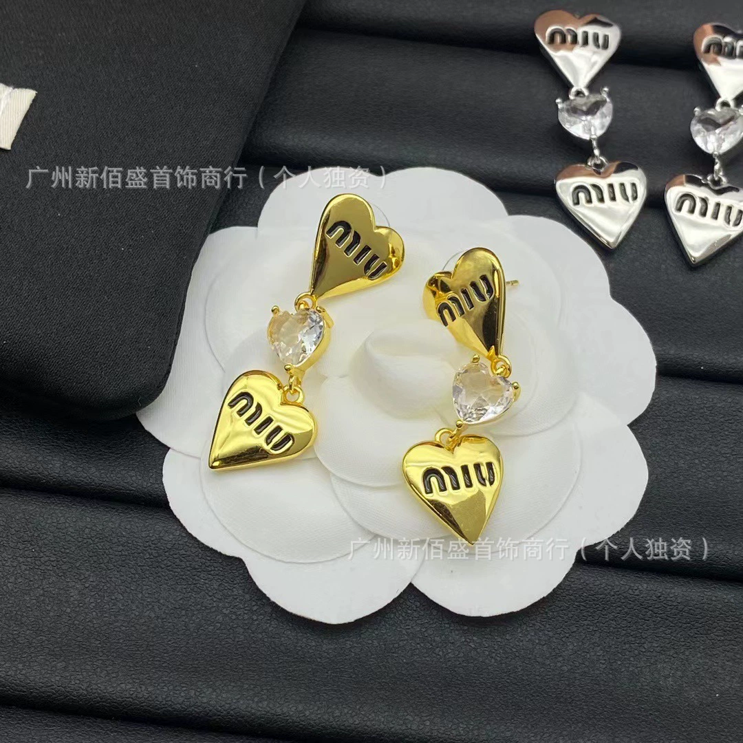 Серьги (Miumiu) с жемчужиной и буквенными подвесками, инкрустация стразами