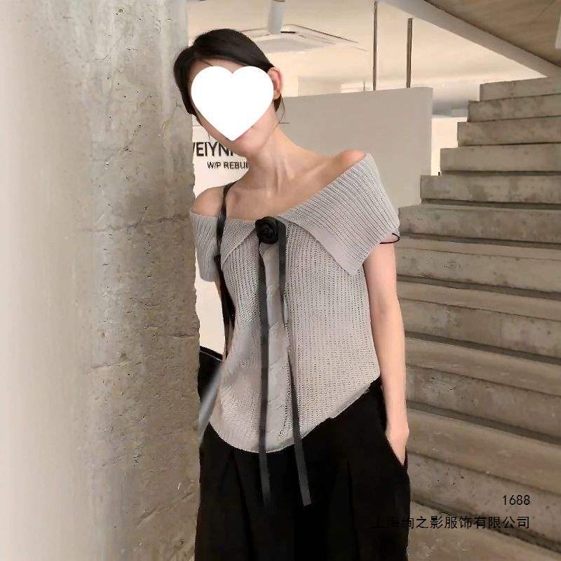 Designed with a Korean-Style Flair, the Navy Collar Sleeveless Knit Top for Women Is a New Summer Model That Is Slim-Fitting, Chic, and Features an Off-Shoulder Design