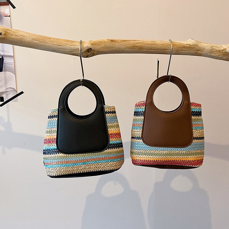 Bolsas de mano tejidas de color para mujeres 2026 nueva moda versátil nicho sensación de diseño de bolsas de viaje coreanas
