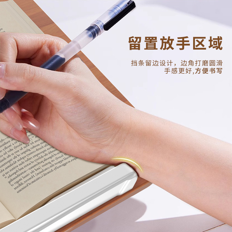 学生の子供は木製の読書スタンドを勉強しています。|undefined
