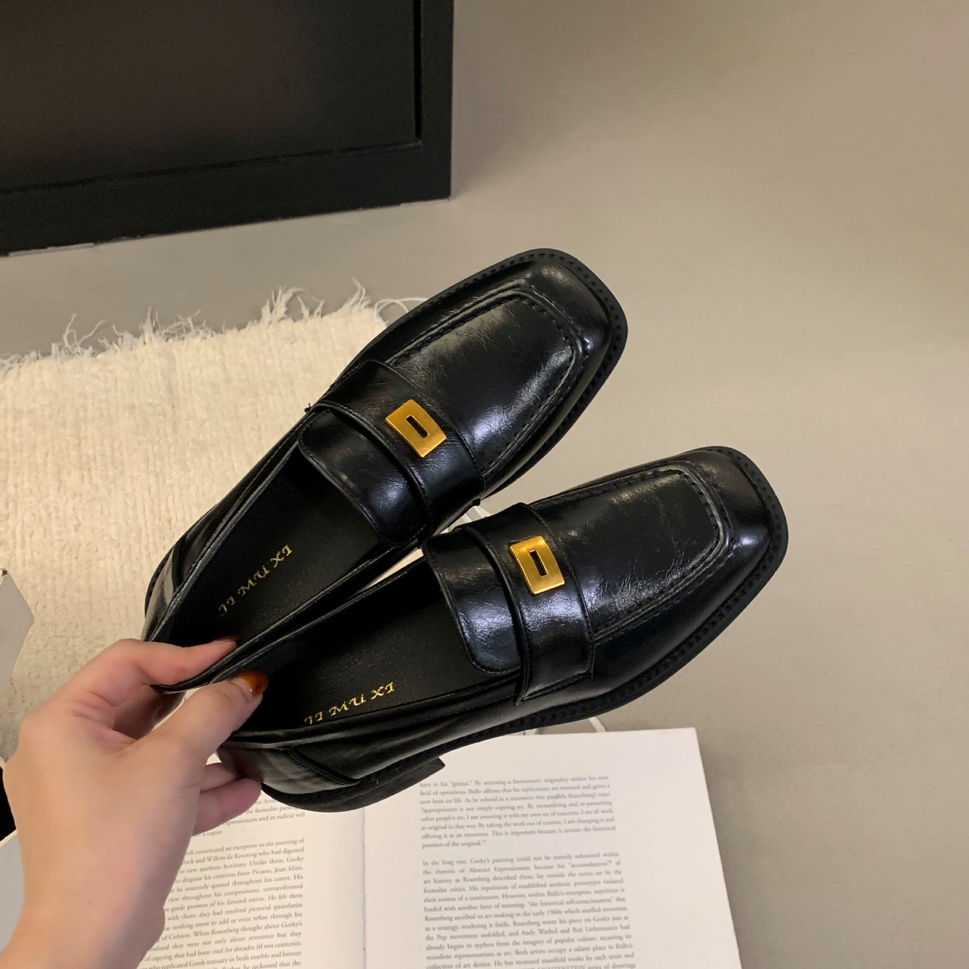 Французские квадратные туфли маленькие кожаные туфли женский 2025 новый английский стиль ретро дикий стиль колледжа рафу туфли с глубоким ртом плоской подошвы